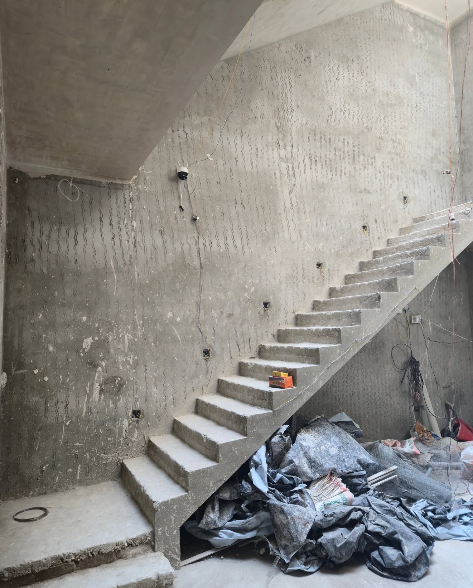๐ช๐๐๐๐๐:โI want to use stone here, but how will it look?โ
๐๐ฌ: โLetโs show you.โ
Using AI visualization, we transformed their double-height wall into a stunning stone-clad feature โ even before the work begins.
๐๐จ ๐ ๐ฎ๐๐ฌ๐ฌ๐ฐ๐จ๐ซ๐ค. ๐๐ฎ๐ฌ๐ญ ๐๐จ๐ง๐๐ข๐๐๐ง๐๐.