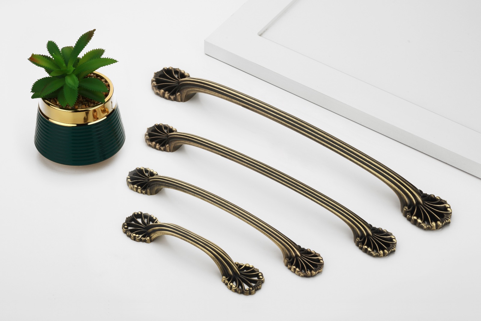 VC 2038 Antique Wardrobe Handle — image 3